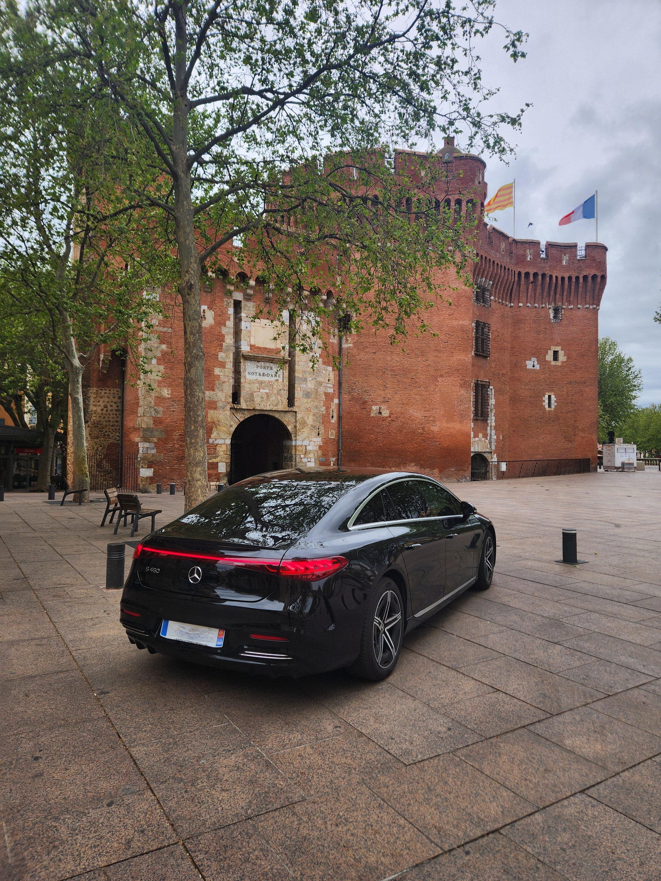 Mercedes EQS VTC devant le Castillet à Perpignan