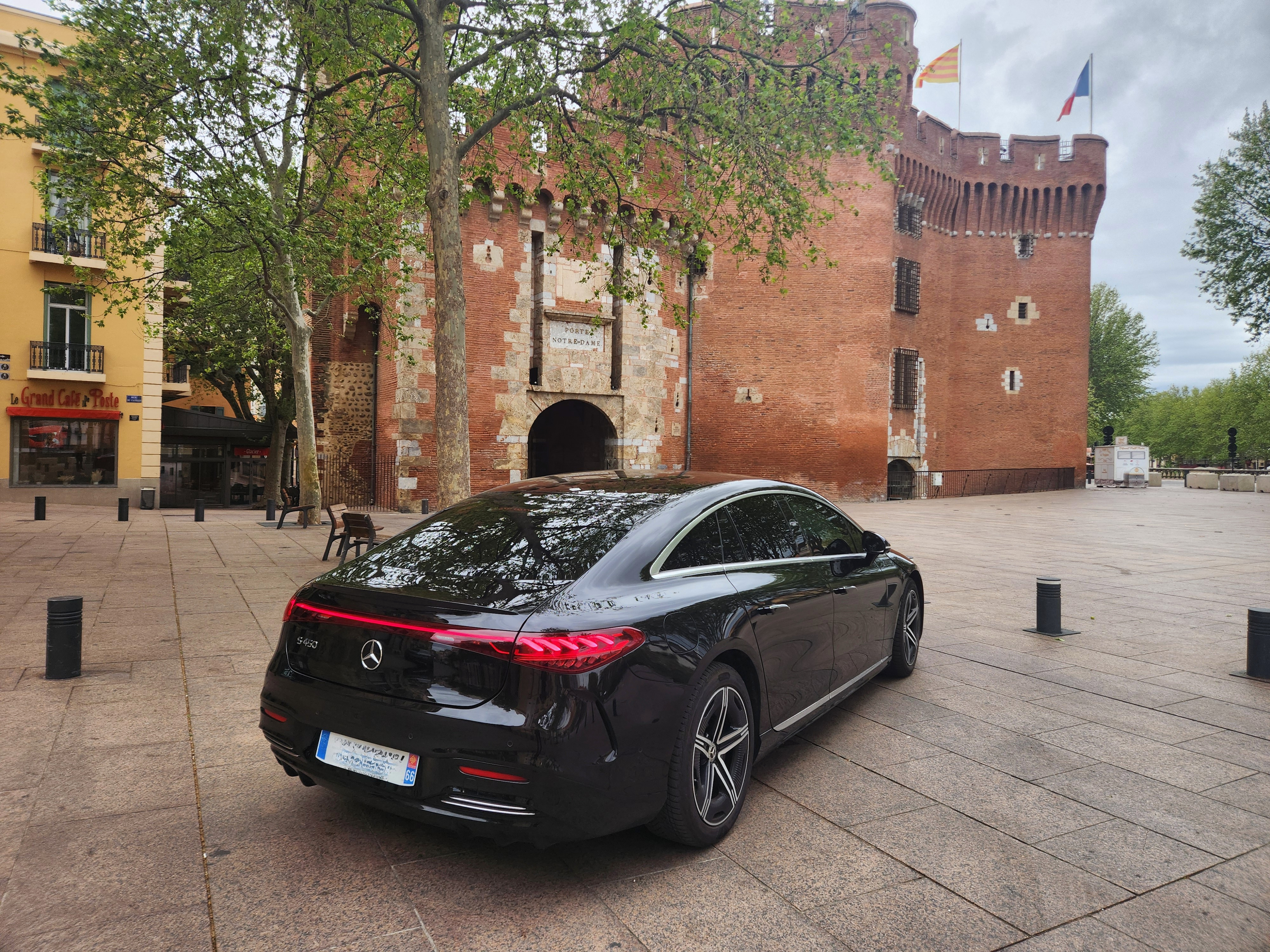 Mercedes EQS VTC devant le Castillet à Perpignan